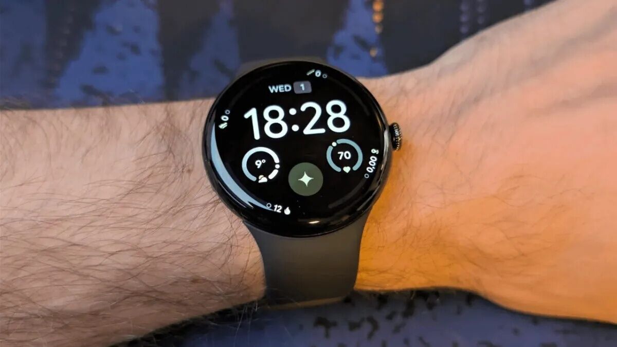 Умные часы Google Pixel Watch 4 на руке показаны интерфейс циферблата и датчики