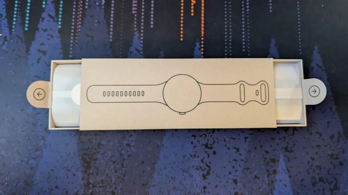 Упаковка с изображением умных часов Google Pixel Watch