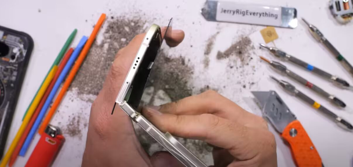 Смартфон Google Pixel 10 Pro Fold загорелся во время теста на изгиб от JerryRigEverything 3 snimok ekrana 2025 10 15 104025 large.png