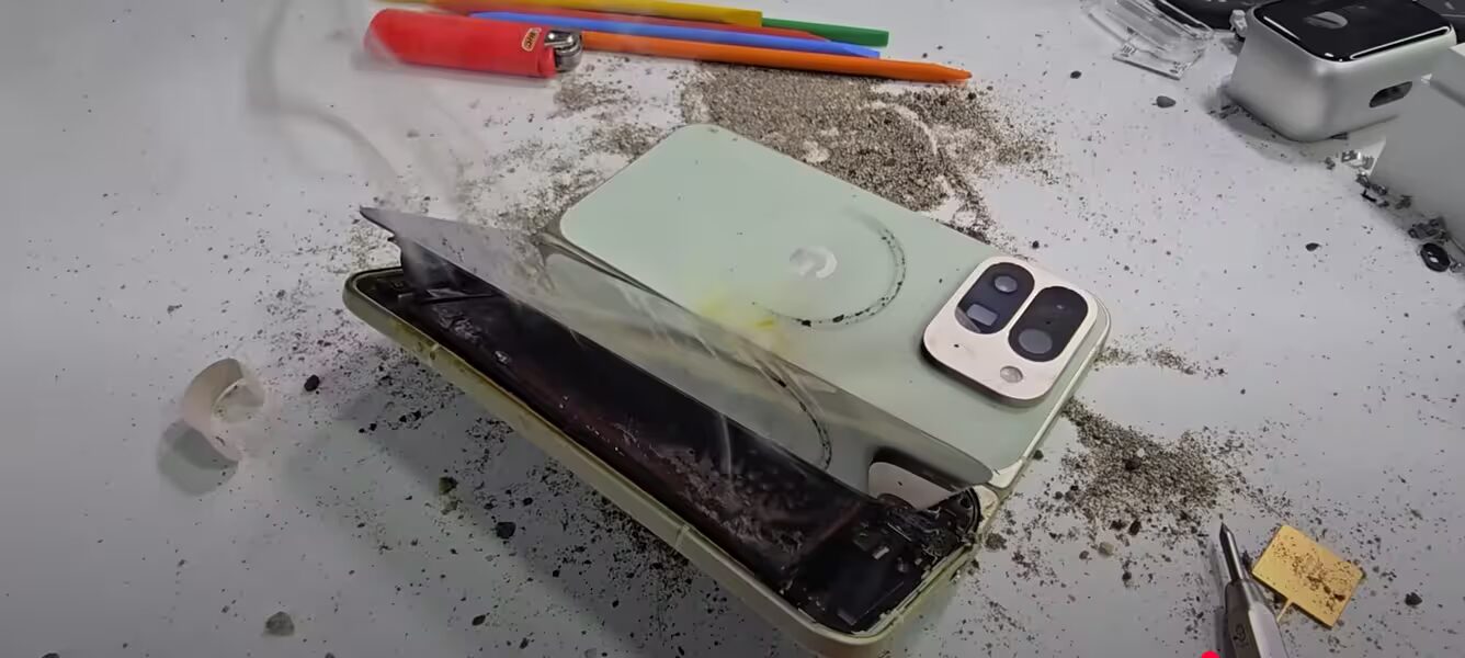 Смартфон Google Pixel 10 Pro Fold загорелся во время теста на изгиб от JerryRigEverything 2 snimok ekrana 2025 10 15 104136 large.png