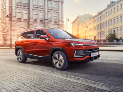 Новый кроссовер Lada Москва красного цвета на городской дороге в Москве