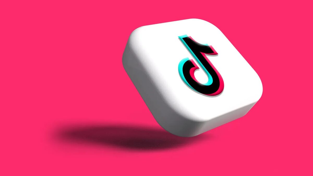 Обновленная иконка TikTok на розовом фоне в виде белой плавающей отметки для новых функций