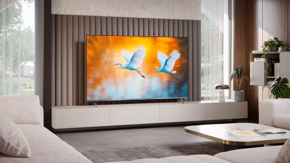 Sharp Aquos MiniLED JP7000: 4K телевизор с Quantum Dot и Google TV в гостиной