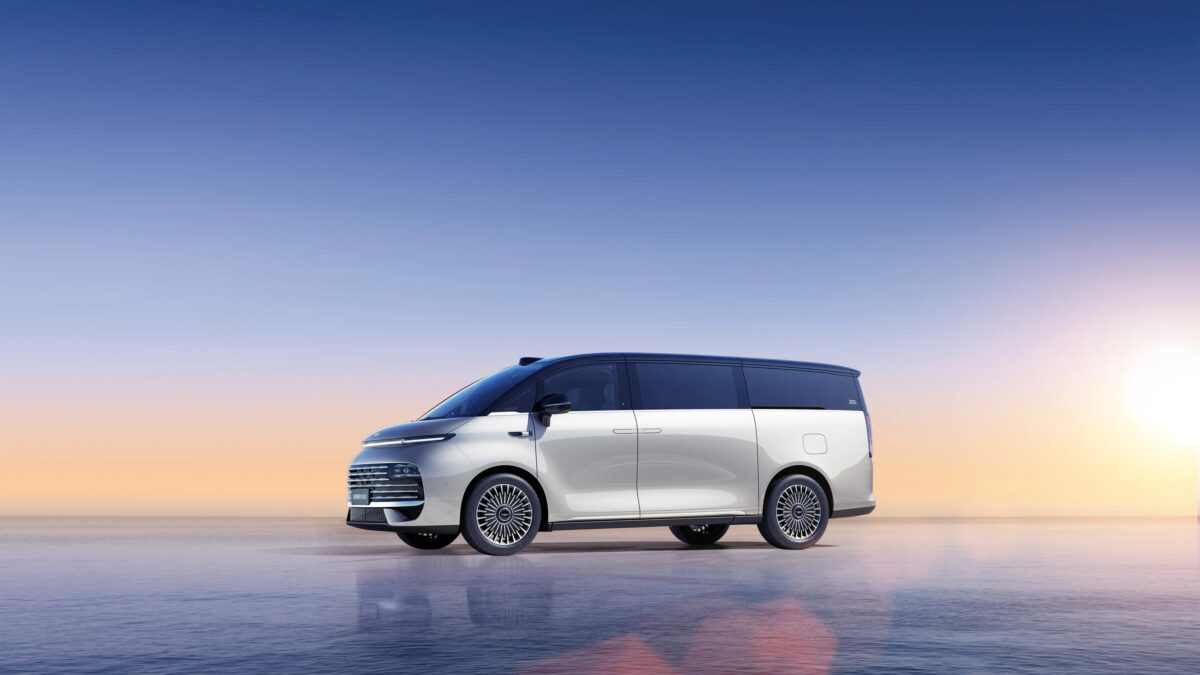 Электромобиль Geely Galaxy V900 на фоне заката в монохромных тонах