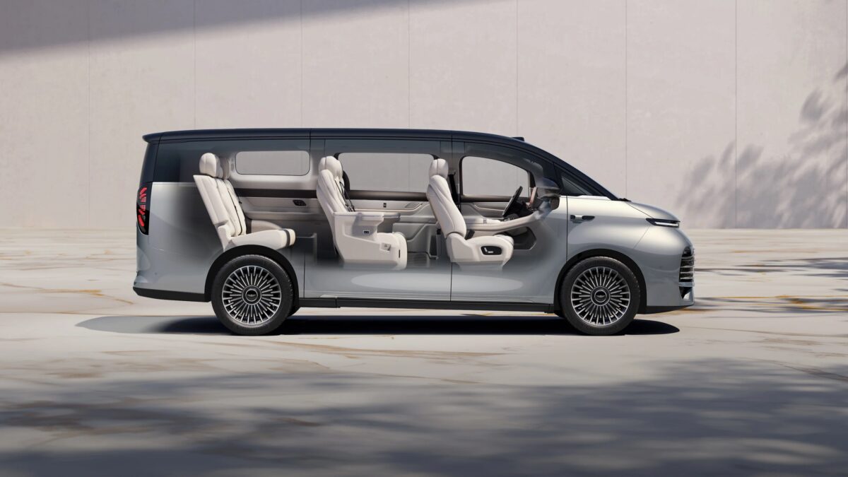 Гибкая минивэн Geely Galaxy V900 с белыми сиденьями внутри