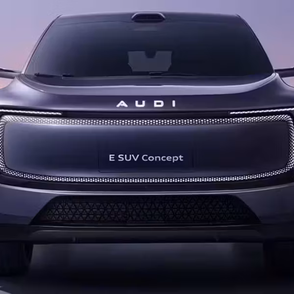 Передний вид концептуального электромобильного внедорожника Audi E8