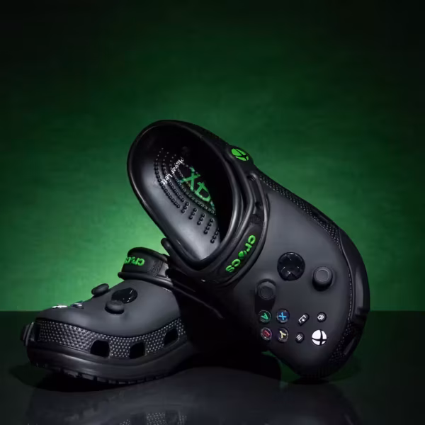 Черные Crocs Xbox-кроксы: полноразмерные кнопки геймпада, показ с разных углов