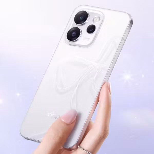 Oppo Reno 15 с белой задней крышкой и тремя камерами на модуле