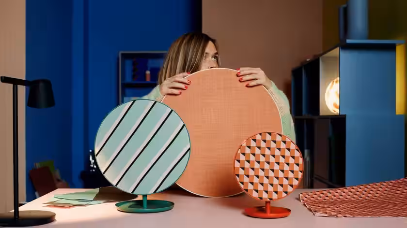 Декоративные беспроводные колонки IKEA Solskydd и Kulglass на столе