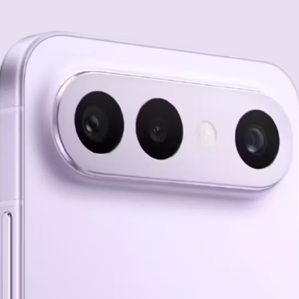 Камера Vivo S50 Pro Mini с тремя объективами крупным планом