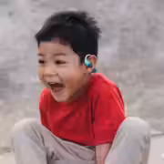 JBL представила безопасные наушники Junior Free для детей 4 jbl junior free open ear tws