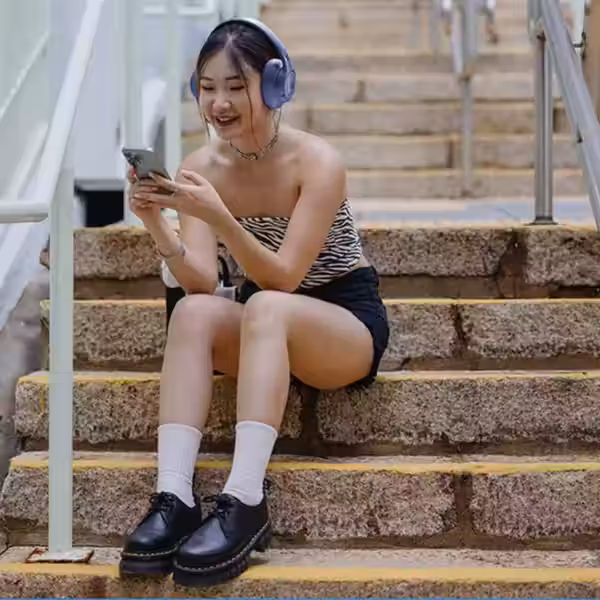 jbl tune 730bt lifestyle02 blue 1