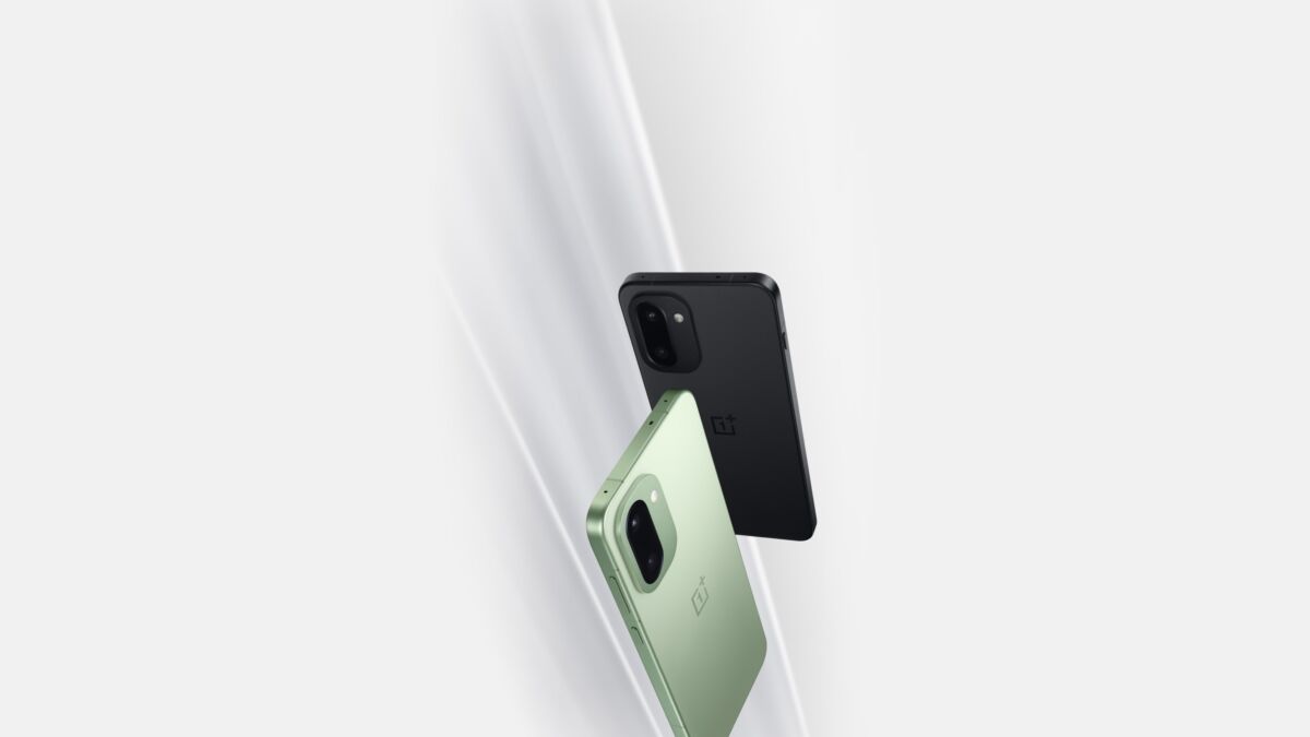 Два смартфона OnePlus Ace и 15R сзади с камерами и логотипами