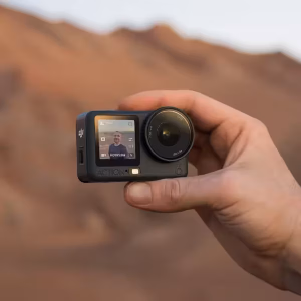 Экшн-камера DJI Osmo Action 6 в руке человека