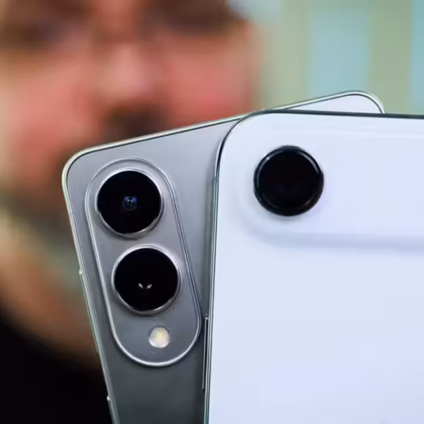 Задняя камера смартфона Samsung с двумя объективами и вспышкой, демонстрация на задней панели