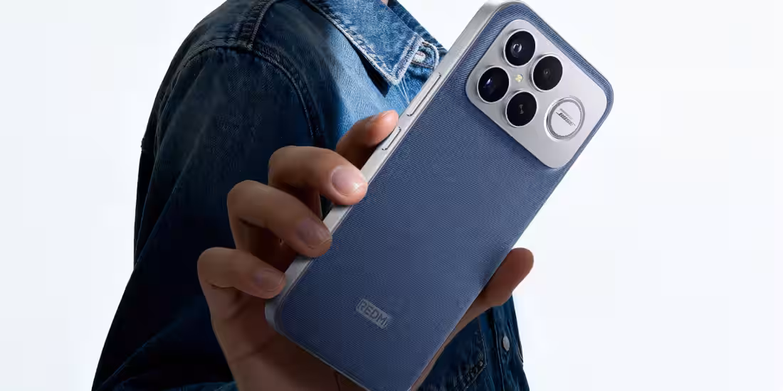 Ручка держит смартфон POCO F8 Ultra с тремя задними камерами