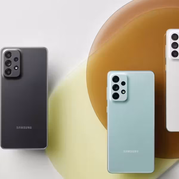 Тыльная сторона смартфона Samsung Galaxy A77 с четырьмя камерами и светодиодной вспышкой