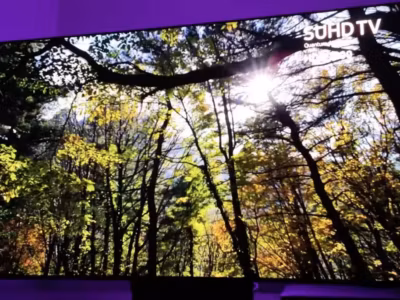 Изогнутый OLED-телевизор Samsung S95F с панелью и пейзажем деревьев на фоне солнечного света