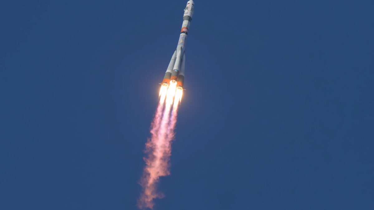 Запуск ракеты-носителя «Союз» с ярким свечением двигателей на фоне ясного неба