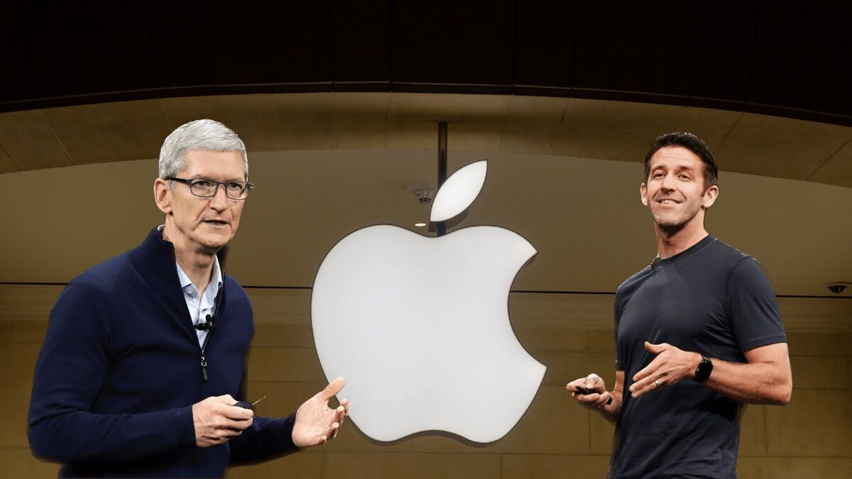 Тим Кук на презентации Apple рядом с Джоном Тёрнусом на фоне логотипа Apple