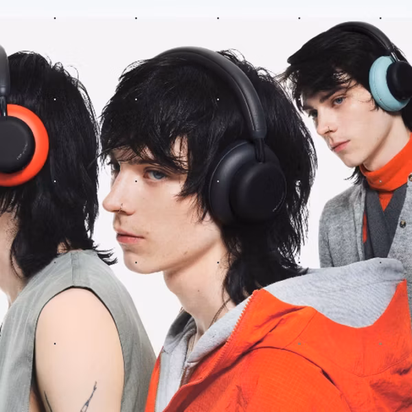 Три пары наушников CMF Headphone Pro и Nothing Ear (3) на белом фоне