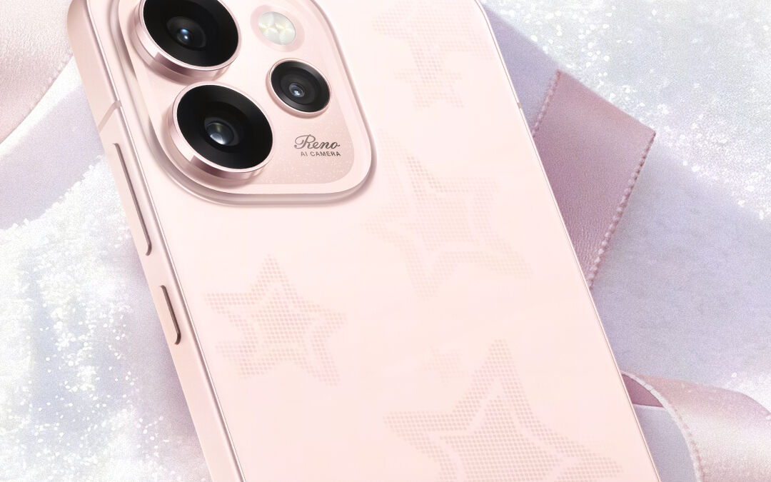 Розовый смартфон OPPO Reno 15 с тройной камерой