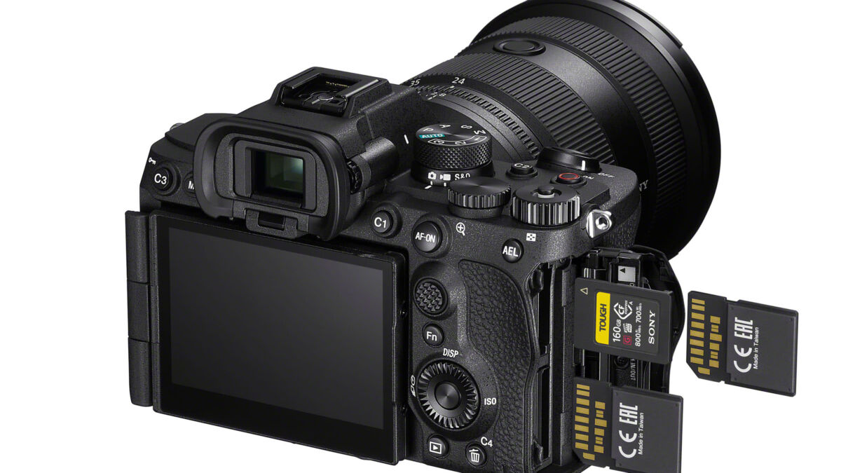 Задняя панель Sony A7 V с ЖК-экраном и слотами для карт памяти