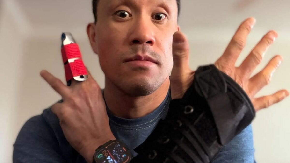 Мужчина с умными часами Apple Watch и металлическим рукавом