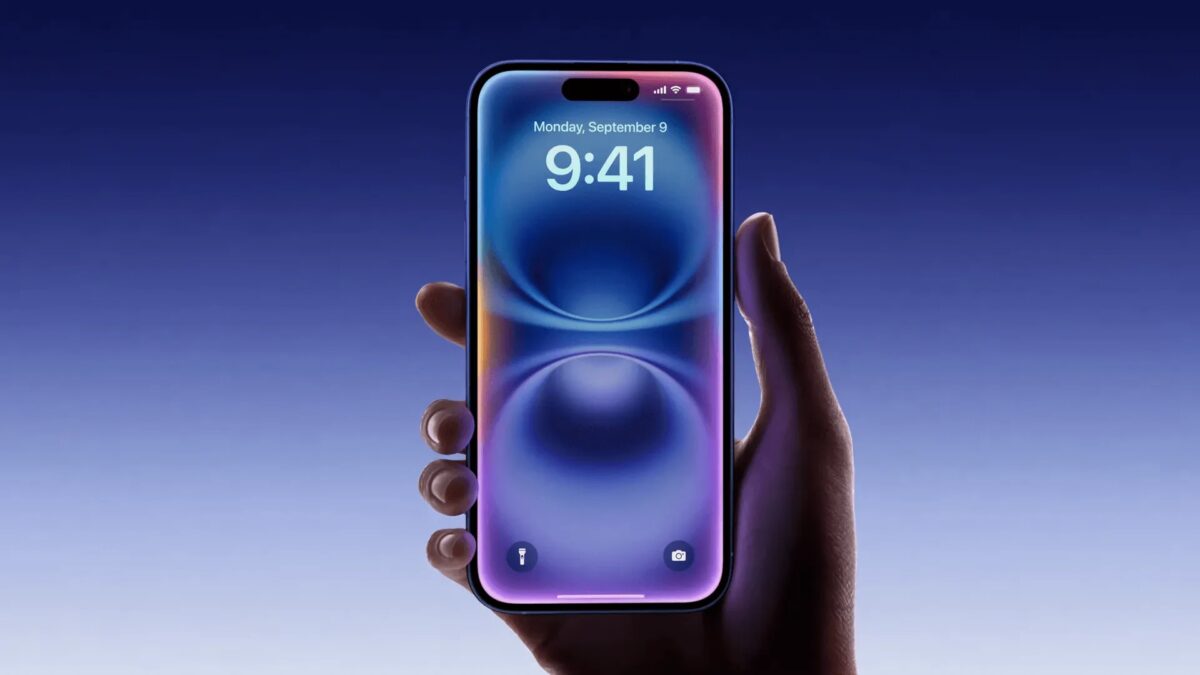 Рука держит iPhone с ярким экраном и интерфейсом Apple на дисплее