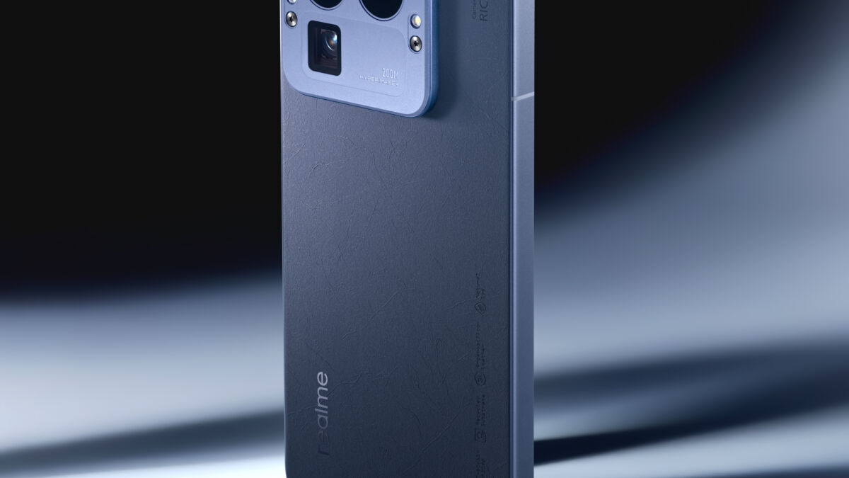 Пользователь держит смартфон OPPO Find N6 с гибким экраном в руке