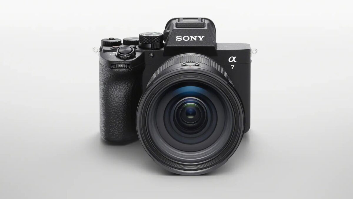 Зеркальная камера Sony A7 V с крупным объективом и поддержкой 4K 120 кадр/с