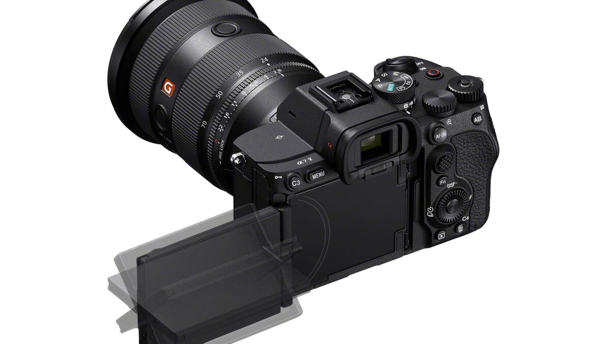 Задняя часть камеры Sony A7 V с объективом и дисплеем