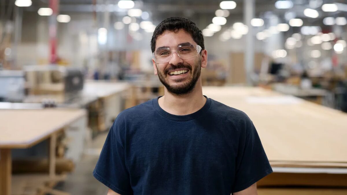 Открытие Apple Manufacturing Academy в Детройте: человек в мастерской с электробритвой на светлом фоне
