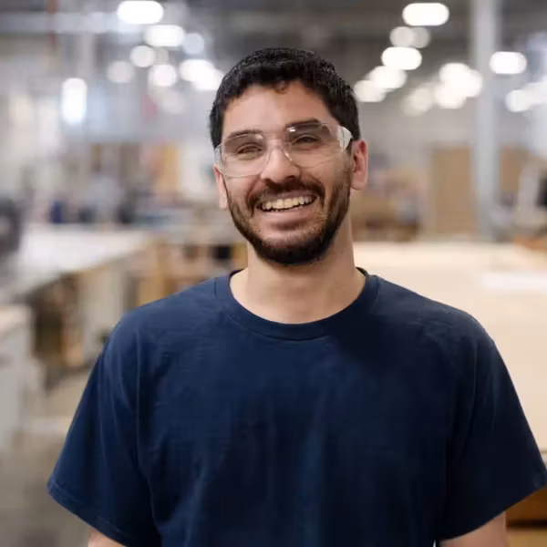 Открытие Apple Manufacturing Academy в Детройте: человек в мастерской с электробритвой на светлом фоне