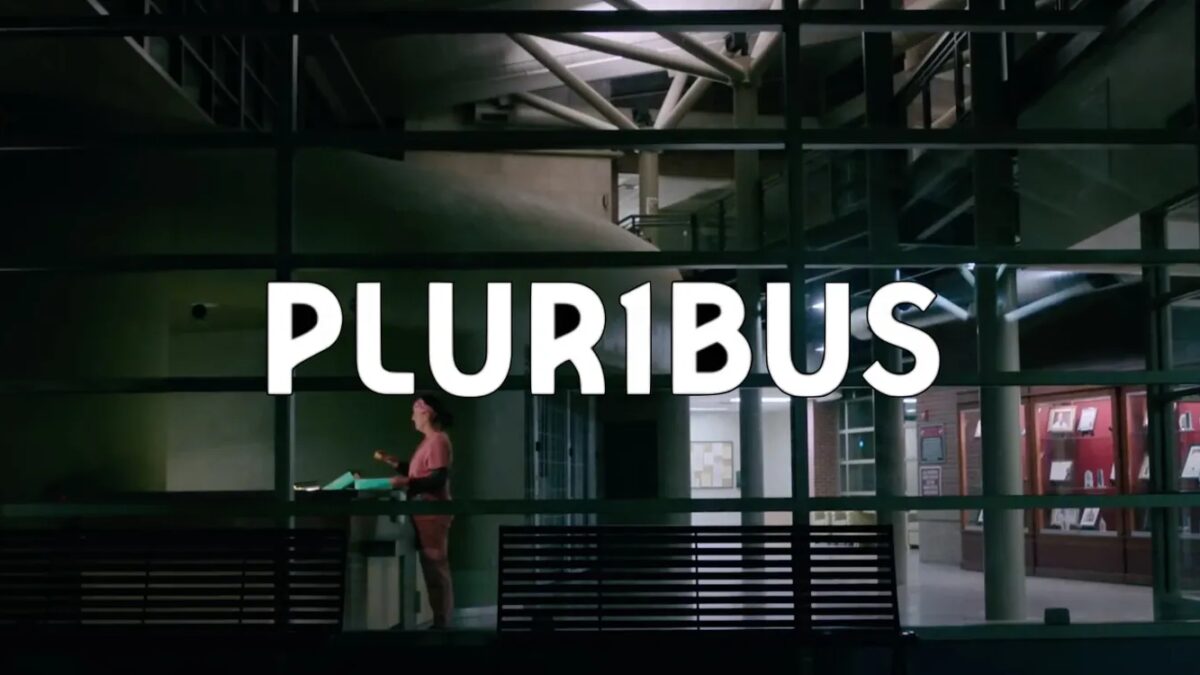 Заставка сериала Pluribus на стеклянной стене современного здания