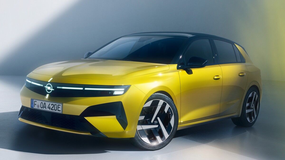 Жёлтый Opel Astra нового поколения на презентации обновлённой модели