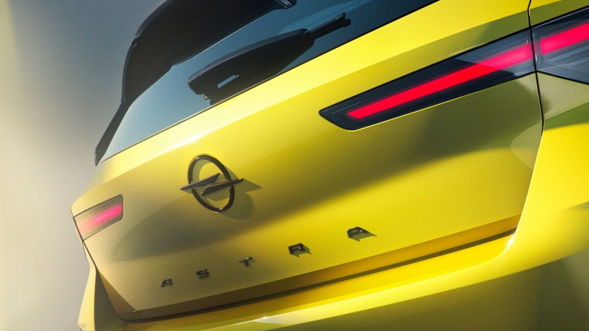 Черный и желтый электромобиль Honda в профиль