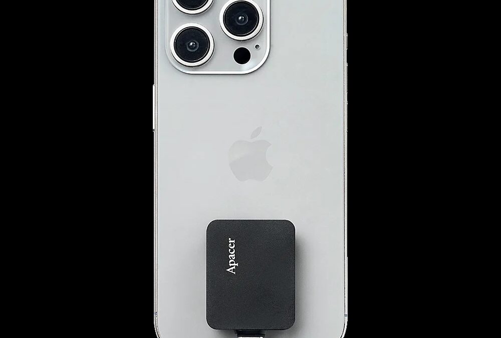 iPhone с прикрепленным SSD-накопителем Apacer на задней панели