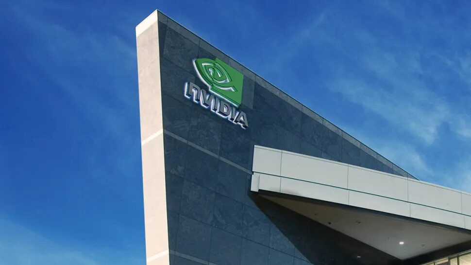 Фасад здания Nvidia с логотипом компании на фоне современной городской архитектуры
