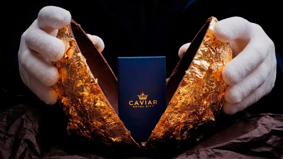 Caviar представила подарочный набор Billionaire’s Surprise с золотым смартфоном и шоколадным яйцом за $12 000