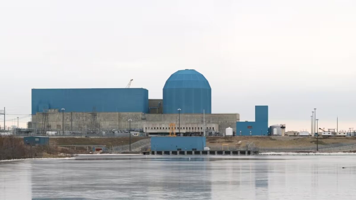 Атомная электростанция с реактором голубого цвета