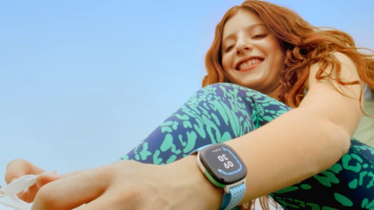 Детские умные часы Fitbit Ace LTE на руке девочки