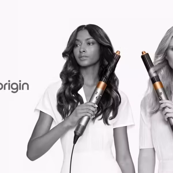 Два женских образа с фенами Dyson Airwrap Origin на белом фоне