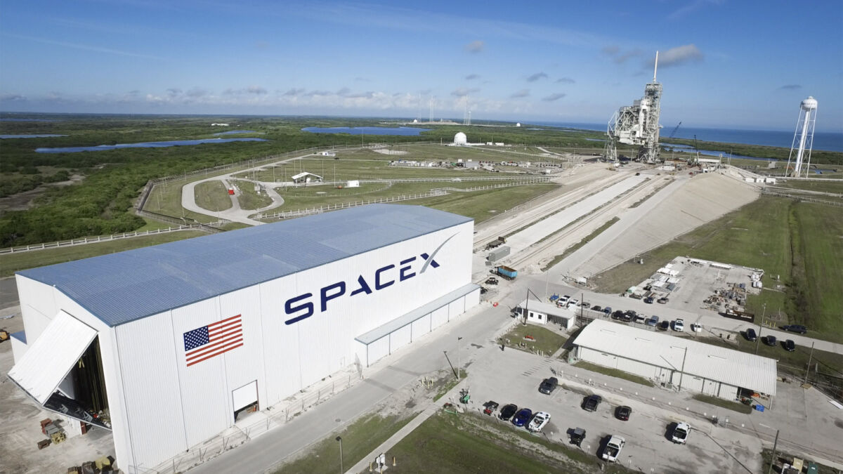 Инфраструктура и ракета SpaceX на космодроме: подготовка космического комплекса и старт
