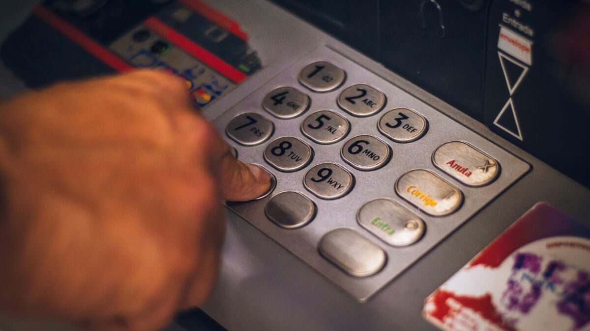 Клавиатура банкомата Secure ATM с серебристыми кнопками и дисплеем для ввода данных
