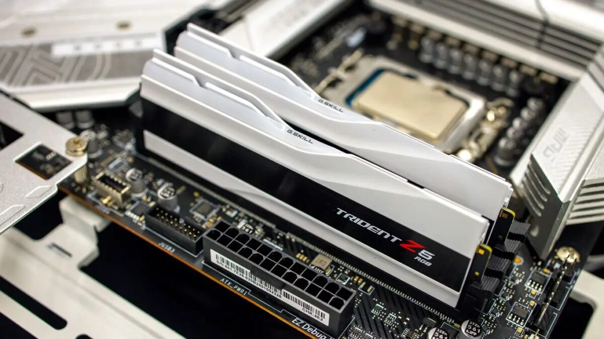материнская плата с охлаждением и модулями памяти G.Skill Trident Z5 RGB