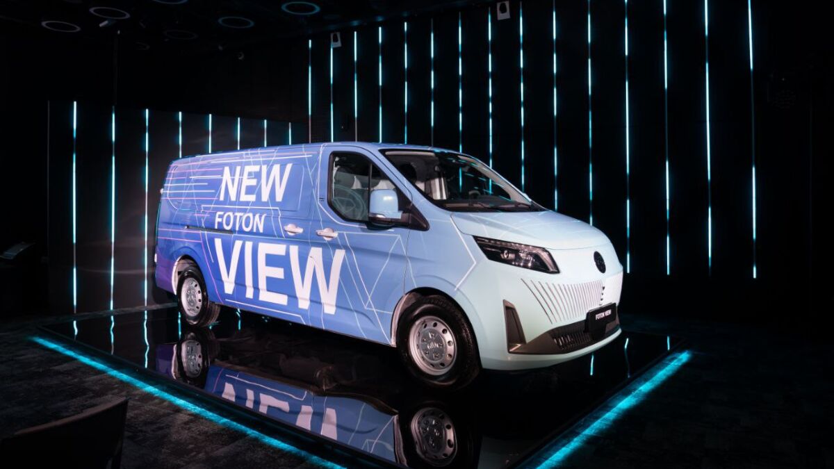 Электрический фургон FOTON VIEW на выставке в темной комнате с неоновыми линиями