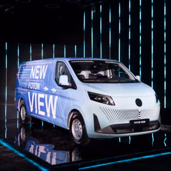 Фургон FOTON VIEW на выставочной платформе с вертикальными световыми линиями