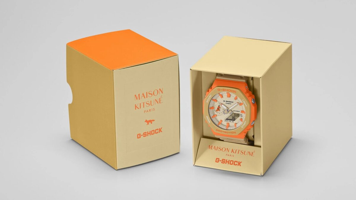 Коробка с часами G-Shock ремешком оранжевого цвета и логотипом Maison Kitsuné на дисплее изнутри