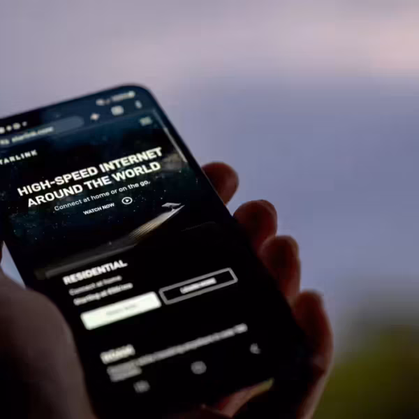 Смартфон с приложением Starlink на экране, демонстрация спутникового интернета